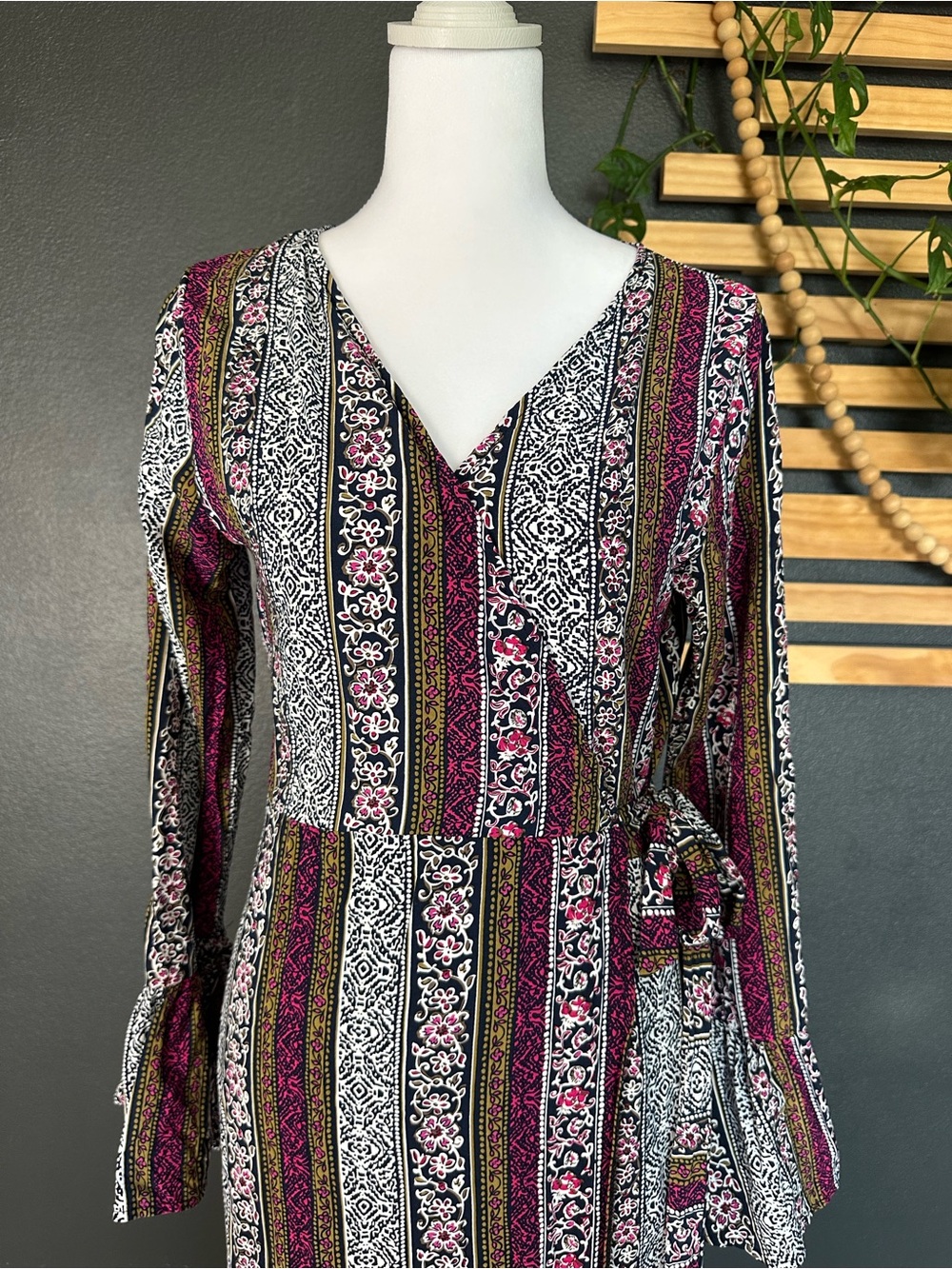 R. Vivimos Boho Wrap Maxi Dress Long Sleeve Bell Sleeve Floral Stripe M 8/10 - Picture 6 of 11